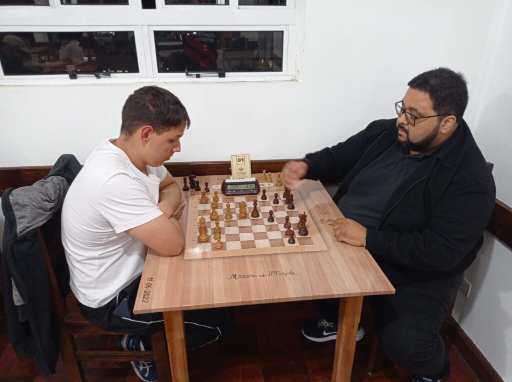 Daniel Leite Campeão Invicto do Torneio TORNEIO BLITZ 3+2 com 28 jogadores  que aconteceu 29-04-2023 com 9 RODADAS – 15:30 – valendo pela 3ºETAPA DO  CIRCUITO DO CLUBE DE XADREZ DE CURITIBA – Clube de Xadrez